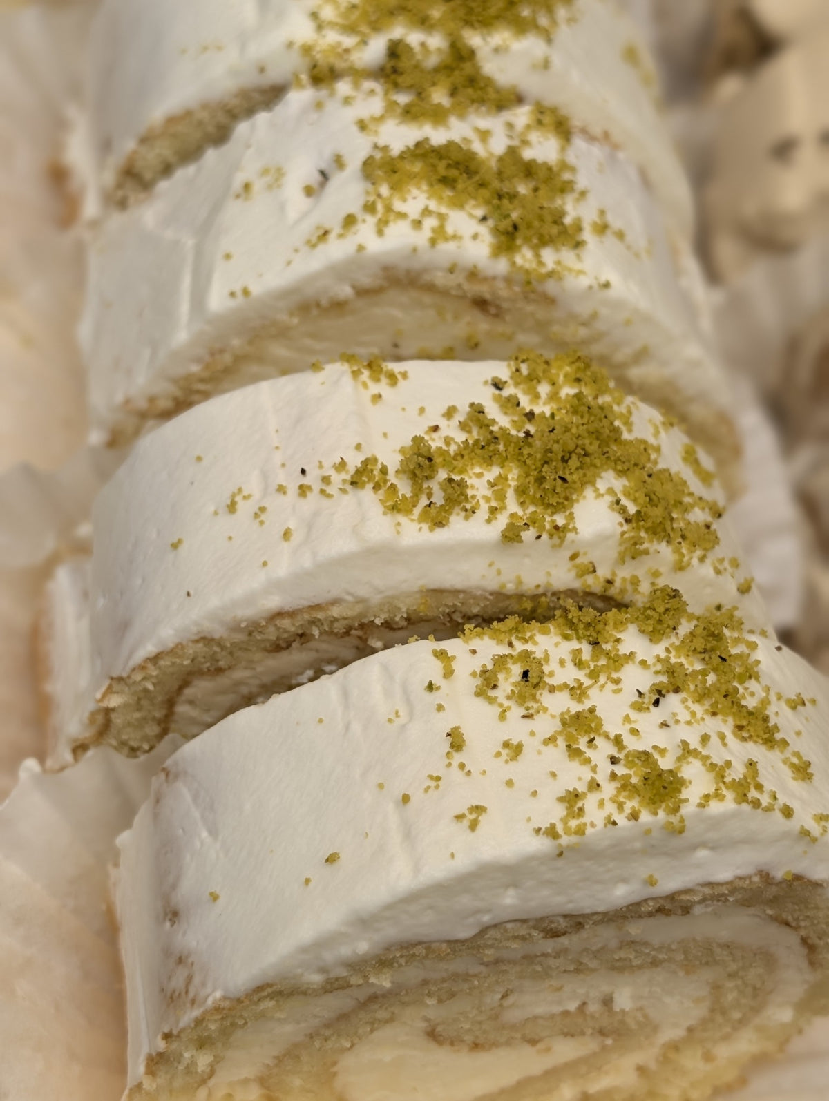 Roll cake with pistachio powder 1lb کیک رولت با پودر پسته یک پوند